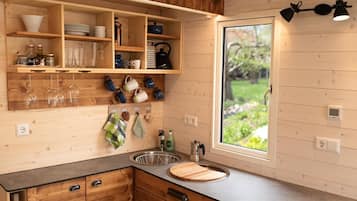 KĂŒhlschrank, Herdplatte, Wasserkocher mit Kaffee-/Teezubehör