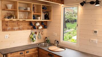 Een koelkast, een kookplaat, een koffiezetapparaat/waterkoker