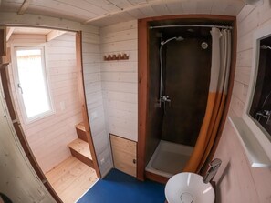 Douche, sèche-cheveux, serviettes fournies