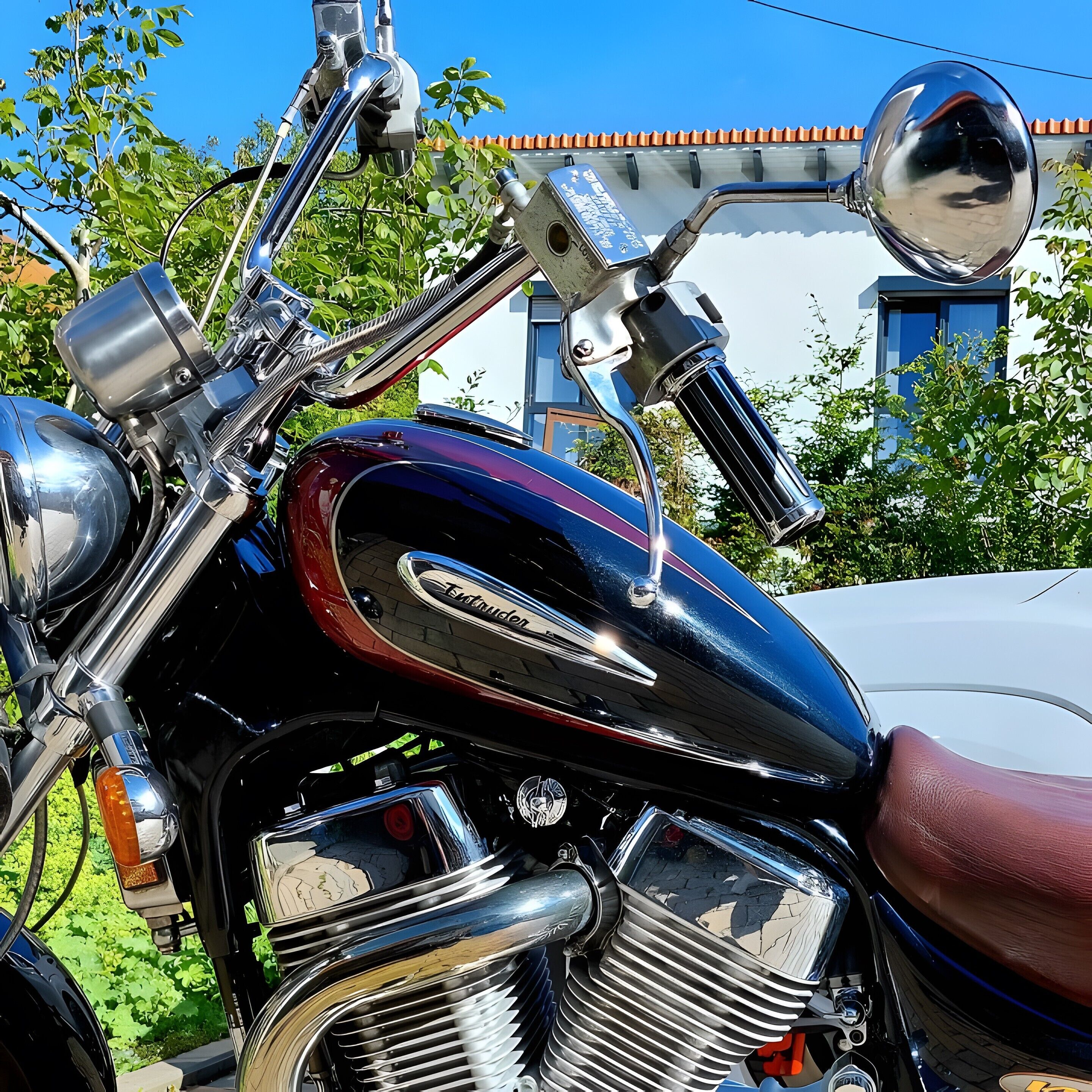 En motorcykel med kromdetaljer och ett tydligt synligt varumärkesemblem.