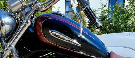 En motorcykel med kromdetaljer och ett tydligt synligt varumärkesemblem.