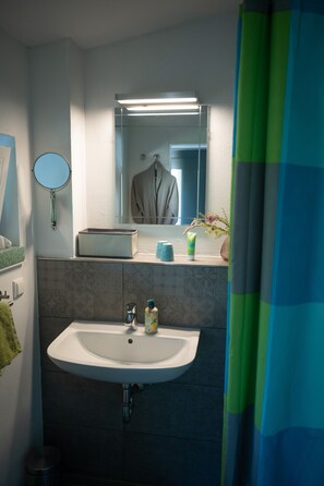 Een douche, een haardroger, handdoeken