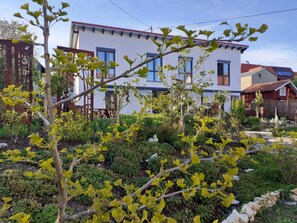 Property grounds - Room 'No. 4' with Shared Terrace, Communal Garden and Wi-Fi (Bad Urach)