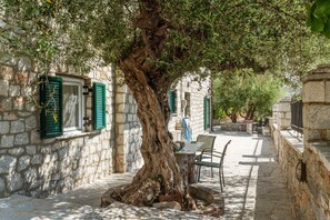 تناول الطعام بالخارج