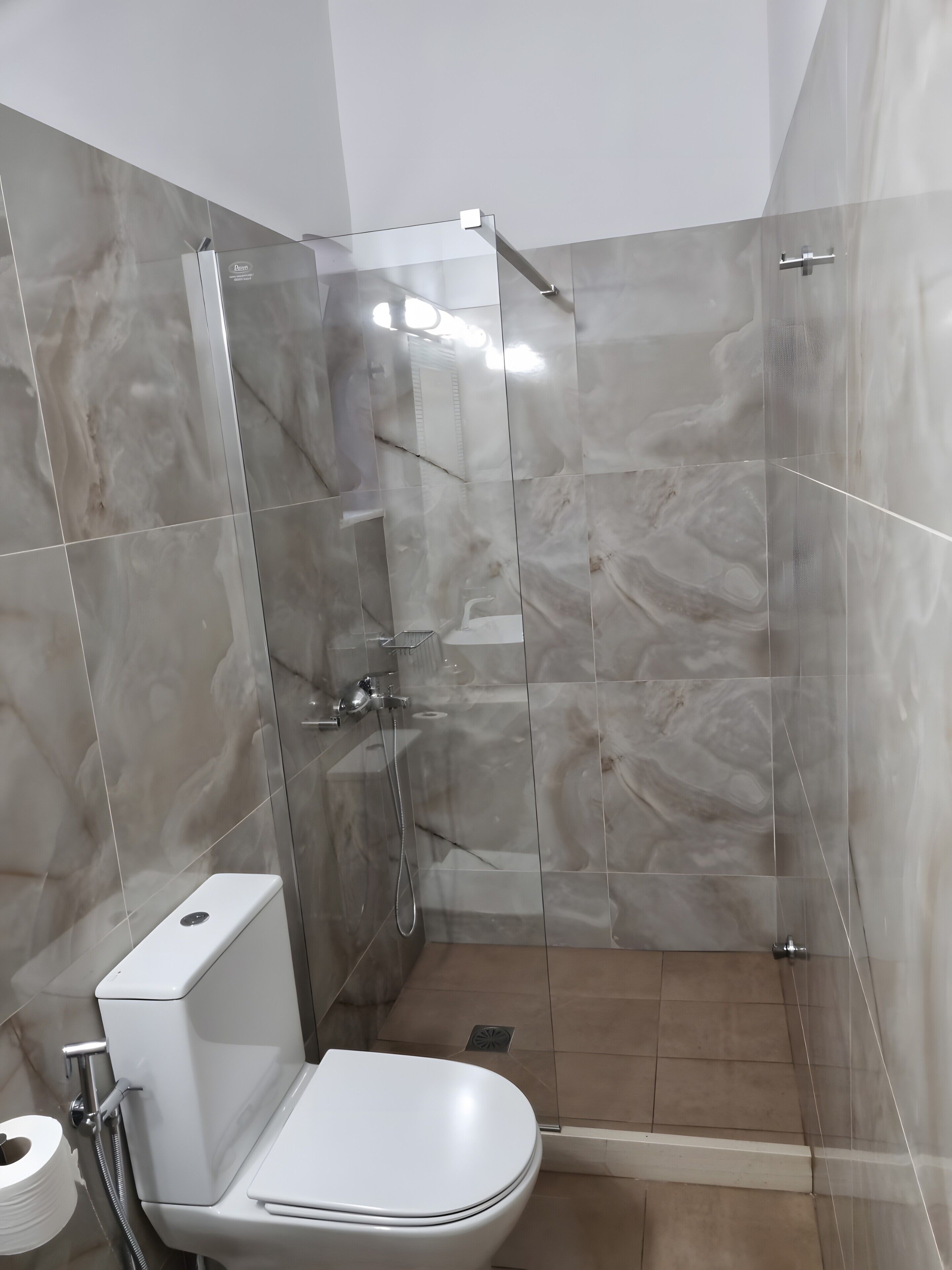 Ein modernes Badezimmer mit einer Duschkabine, einer Toilette und einem Bidet.