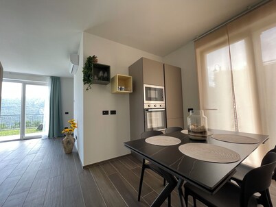 New and cozy hillside cottage with panoramic views