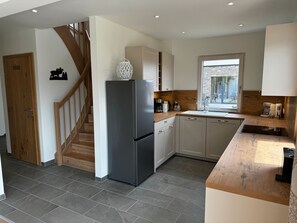 Fridge, oven, stovetop, dishwasher