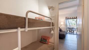 BĂŒgeleisen/BĂŒgelbrett, WLAN, BettwĂ€sche