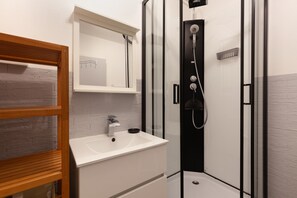 Douche, séchoir à cheveux, serviettes fournies