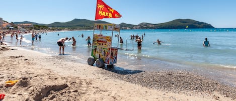 在海灘附近