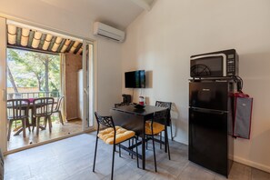 Dining - Studio Near the Beach in Saint-Cyr-sur-Mer with Balcony, Wi-Fi, AC, Linens & Cleaning Included (Saint-Cyr-sur-Mer)