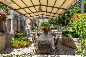 Outdoor dining - Villa Aguglie - Suite Rosa (Modica)