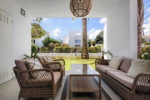 Property grounds - Marbella Charm: Apartment with Garden, Pool & Near Beach in Puerto Banùs! (Marbella)