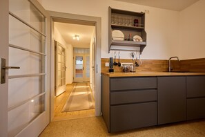 Dusj, toalettartikler (inkludert), hårføner og håndklær