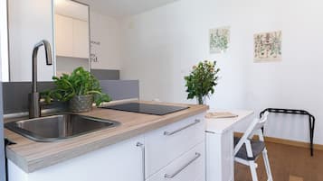 Studio (0 Bedroom) | Private kitchenette | Microwave, oven, stovetop, electric kettle