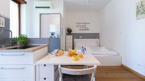Estúdio (0 Bedroom) | Cozinha americana privada | Micro-ondas, fogão, cooktop, chaleira elétrica