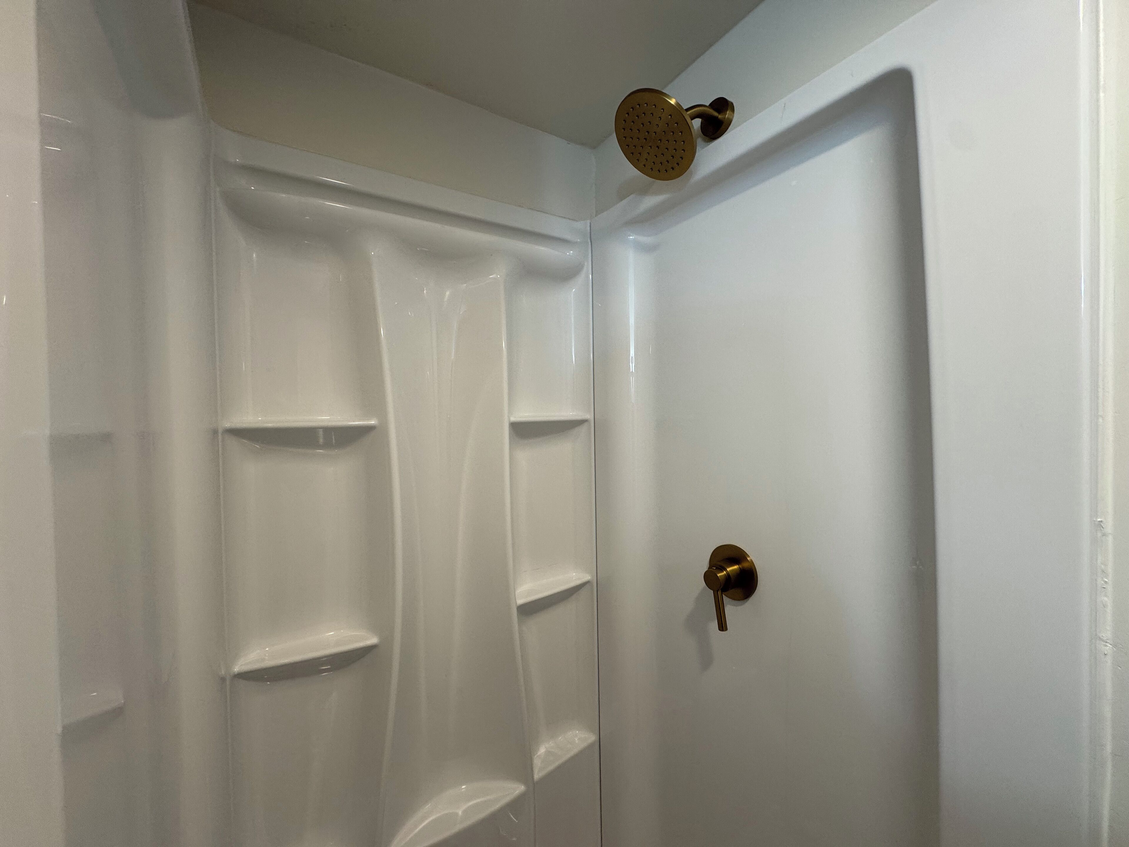 Haartrockner, Handtücher, Seife, Toilettenpapier