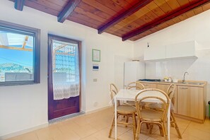 Frigorifero, piano cottura, pentole/stoviglie/utensili, spezie