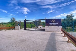 Property grounds - Apartment 'La Mignola - Bilo 2 - Duplicate' with Shared Garden, Wi-Fi and Air Conditioning (Vieste)