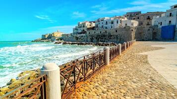 Una spiaggia nelle vicinanze