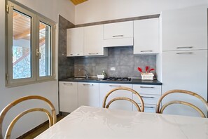 Kühlschrank, Herdplatte, Kochgeschirr/Geschirr/Besteck, Gewürze