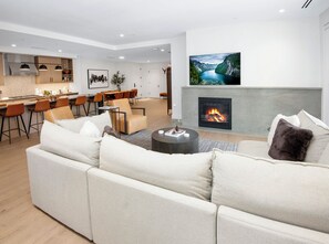 Smart-TV, Kamin, Tischfußball, Tischtennisplatte