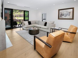 Smart TV, fireplace, table football, ping pong - New Mtn Modern with Luxurious Amenities | F305 (Avon)