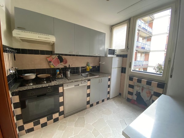 Micro-ondes, four, plaque de cuisson, lave-vaisselle
