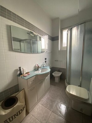 Bruser, hårtørrer, bidet, håndklæder