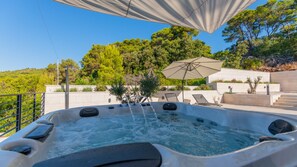 Outdoor spa tub