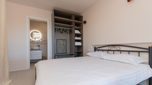 Tabla de planchar con plancha, wifi gratis y ropa de cama 