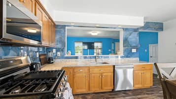 House, 3 Bedrooms | Private kitchen | Fridge, oven, coffee/tea maker, toaster