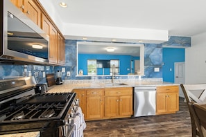 House, 3 Bedrooms | Private kitchen