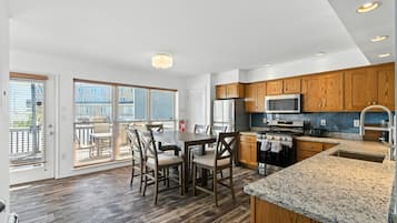House, 3 Bedrooms | Private kitchen | Fridge, oven, coffee/tea maker, toaster