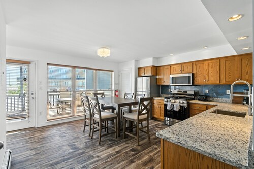 Stylish 3br Retreat Walk To Beach & Boardwalk 3 Bedroom Home