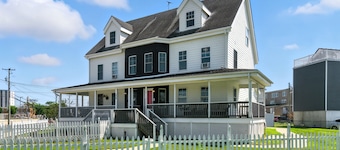Stylish 3br Retreat Walk To Beach & Boardwalk 3 Bedroom Home