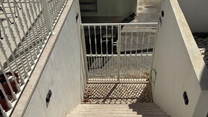 Una serie di gradini in pietra conduce a un ingresso con cancello.