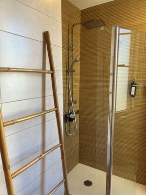 Habitación cuádruple familiar, no fumadores, vistas a la ciudad | Baño | Artículos de higiene personal gratuitos, secador de pelo y toallas