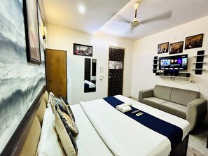 特色装修、特色家居、办公桌、笔记本电脑工作区