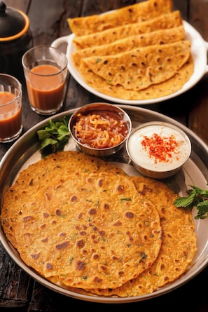 Desayuno completo diario (INR 200 por persona)