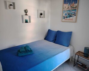 1 chambre, fer et planche à repasser, draps fournis