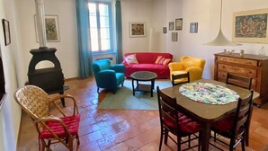 Un soggiorno con camino, un tavolo da pranzo e un divano.