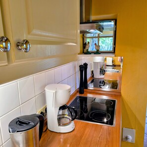 Coffee/tea maker, fridge, microwave, oven - Apartment "Ferienhaus Sükow" with Private Terrace, Garden, and Wi-Fi (Perleberg)