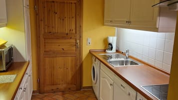Wasserkocher mit Kaffee-/Teezubehör, Kühlschrank, Mikrowelle, Ofen