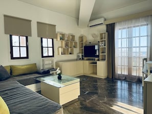 Deluxe Apartment, Sea View | Living area