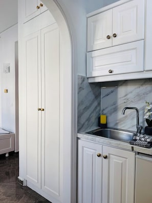Studio Économique, vue ville | Cuisine privée | Plaque de cuisson, machine à expresso, bouilloire électrique