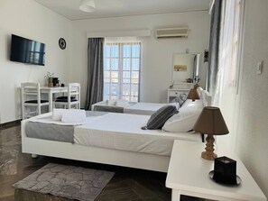 Estúdio, vista para a piscina | Ferros/tábuas de passar roupa, Wi-Fi de cortesia, roupa de cama