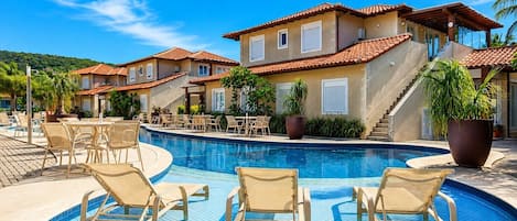 Casa Deluxe, 3 habitaciones, junto a la piscina | Piscina | Una piscina al aire libre (de 09:00 a 18:00), tumbonas