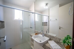 Casa Deluxe, 3 habitaciones, junto a la alberca | Baño | Regadera, secadora de cabello, toallas, papel de baño