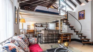 Chalé, sacada, vista para o pátio | Opções para refeição no quarto
